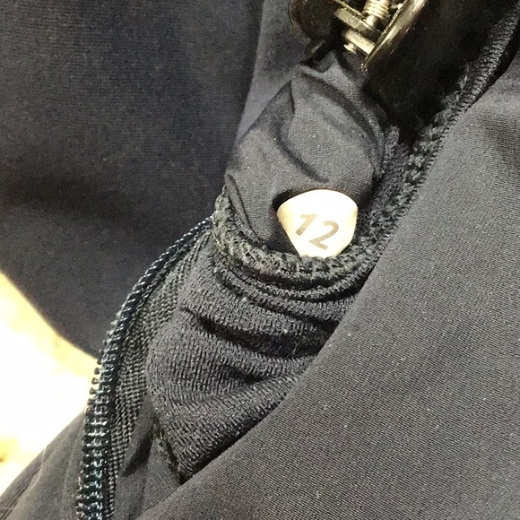 Beautiful lululemon Run for cold vest in navy blue - Picture 3 of 6